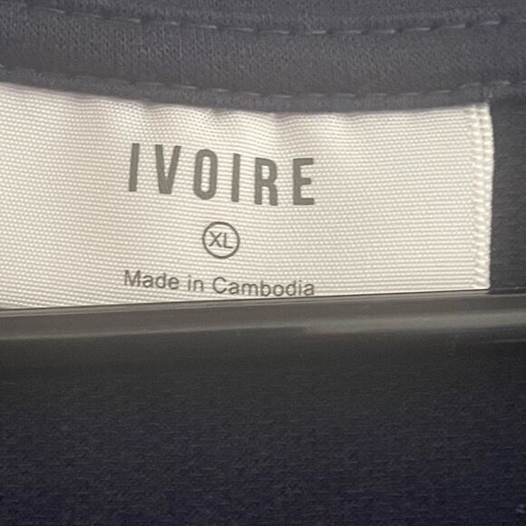 Size small medium and plus size queen size tops six items for 25 - Picture 12 of 13